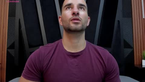  L O R E N Z O  Thumbs Up help  online show from September 2025 05:59:01 PM