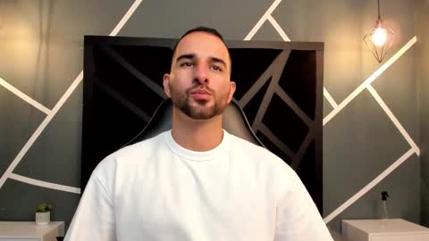  L O R E N Z O  Thumbs Up help  online show from October 2025 05:12:02 PM