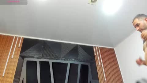  L O R E N Z O  Thumbs Up help  online show from November 2025 05:13:01 PM