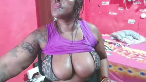 Snapshot of loretybighot chatting on November 2025 02:05:01 PM loretybighot online show from November 2025 02:05:01 PM