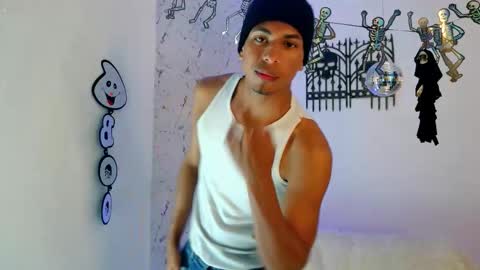 Lorian Vikel  online show from October 2025 09:59:02 PM