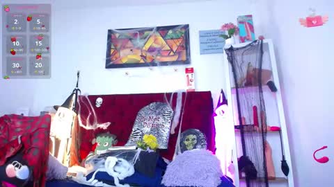 Snapshot of louise_nails chatting on October 2025 12:28:01 PM LouIse online show from October 2025 12:28:01 PM