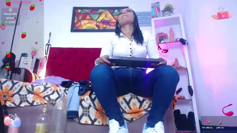 Snapshot of louise_nails chatting on November 2025 01:44:02 PM LouIse online show from November 2025 01:44:02 PM