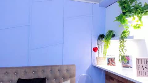 Snapshot of lourenfox chatting on November 2025 11:43:01 AM Louren Fox online show from November 2025 11:43:01 AM