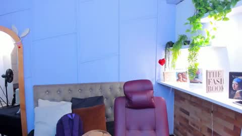 Snapshot of lourenfox chatting on November 2025 11:33:02 AM Louren Fox online show from November 2025 11:33:02 AM