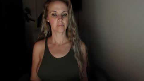 Snapshot of love_on_ chatting on November 2025 12:29:02 PM LoVe On online show from November 2025 12:29:02 PM