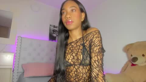 Snapshot of loveit_hermione chatting on February 2025 04:10:01 AM Val online show from February 2025 04:10:01 AM