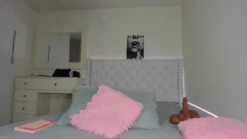 Snapshot of loveit_hermione chatting on December 2025 12:19:01 AM Val online show from December 2025 12:19:01 AM