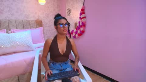 lovely_julls online show from February 2026 02:34:01 PM