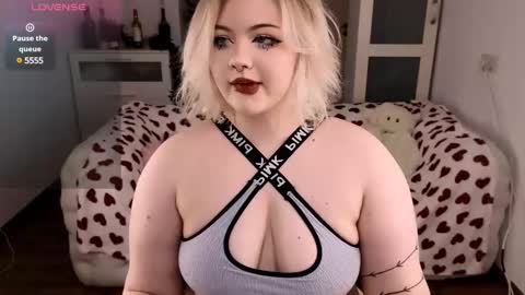 Snapshot of lovely_leilla chatting on February 2025 10:09:01 PM lovely_leilla online show from February 2025 10:09:01 PM