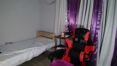 lynskie online show from March 2025 08:45:02 PM