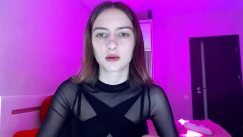 lovelybird69 online show from June 2026 12:09:01 PM