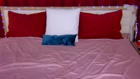 Caroline online show from November 2025 01:29:01 AM