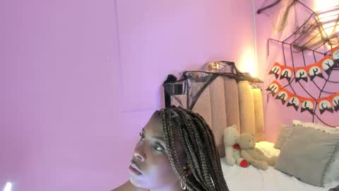 Snapshot of lovequeen02 chatting on October 2025 11:32:02 AM L O V E online show from October 2025 11:32:02 AM