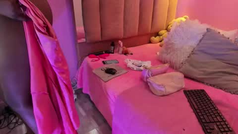 Snapshot of lovequeen02 chatting on December 2025 11:37:02 AM L O V E online show from December 2025 11:37:02 AM