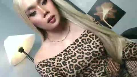 lovers moon22 online show from April 2026 06:10:01 PM