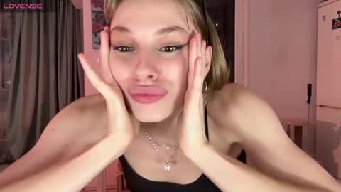 Snapshot of lovesstation chatting on March 2025 09:01:01 PM lovesstation online show from March 2025 09:01:01 PM