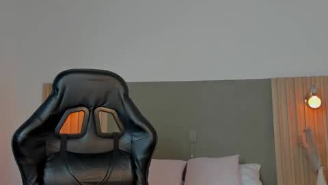 Snapshot of luccia_smith chatting on February 2026 02:19:01 AM L U C C I A online show from February 2026 02:19:01 AM