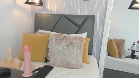 Lucia online show from November 2025 06:44:02 PM