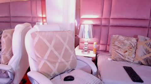 Snapshot of luciawallace chatting on February 2025 06:44:01 AM lucia wallace online show from February 2025 06:44:01 AM