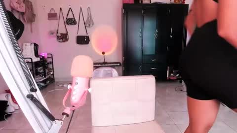 Snapshot of luciiaana chatting on November 2025 04:10:02 PM luciana gr online show from November 2025 04:10:02 PM