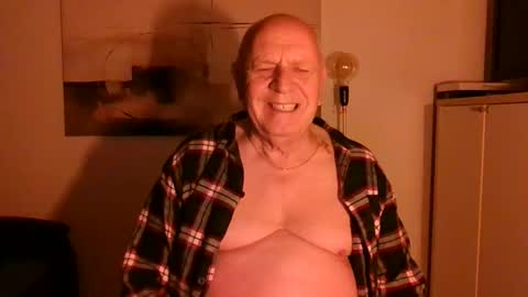 Snapshot of luclovestops chatting on November 2025 04:17:02 AM Luclostops online show from November 2025 04:17:02 AM