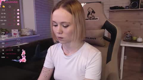 Snapshot of lucy_mirror chatting on September 2025 09:14:02 PM Lucy online show from September 2025 09:14:02 PM