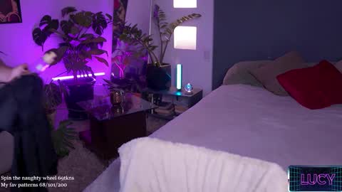 Lucy Alien  online show from September 2025 07:29:01 PM