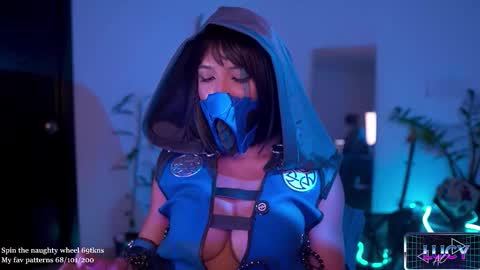 Lucy Alien  online show from October 2025 07:27:02 PM