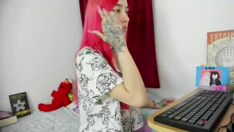 Snapshot of lucyblood chatting on May 2026 02:19:01 AM lucyblood online show from May 2026 02:19:01 AM