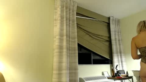 Snapshot of lucyloveslookers78240 chatting on December 2024 12:05:01 PM Lucy Loves Lookers online show from December 2024 12:05:01 PM