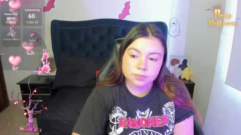 Snapshot of lucypetit chatting on November 2025 02:18:01 PM Lucy Petit online show from November 2025 02:18:01 PM