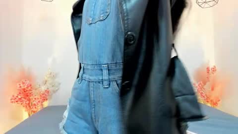 Snapshot of lucyy_liiu chatting on November 2025 12:51:02 PM Lucy Liiu online show from November 2025 12:51:02 PM