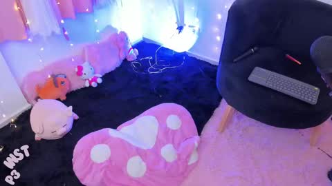 Snapshot of lucyy_peach chatting on March 2025 01:04:01 AM LUCYY FROM HOME  online show from March 2025 01:04:01 AM