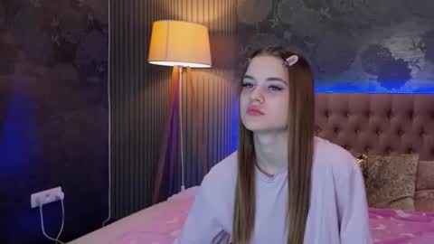 Snapshot of luisaclover chatting on November 2025 01:10:01 PM LuisaClover online show from November 2025 01:10:01 PM