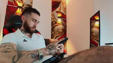 Snapshot of luke_davis01 chatting on October 2025 12:48:02 PM LUKE online show from October 2025 12:48:02 PM