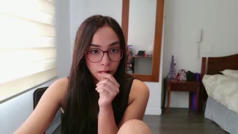 Snapshot of lulibee_ chatting on May 2026 04:04:02 PM Luli online show from May 2026 04:04:02 PM
