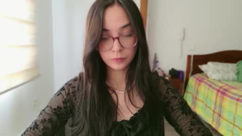 Snapshot of lulibee_ chatting on June 2026 02:33:01 PM Luli online show from June 2026 02:33:01 PM