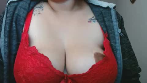 Snapshot of lumi_84 chatting on February 2025 02:04:01 AM LUMI online show from February 2025 02:04:01 AM