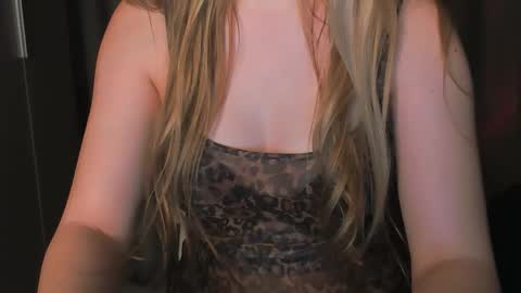 Snapshot of luna1vibe chatting on December 2025 10:15:02 PM luna1vibe online show from December 2025 10:15:02 PM