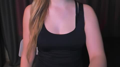 Snapshot of luna1vibe chatting on December 2025 05:55:02 AM luna1vibe online show from December 2025 05:55:02 AM