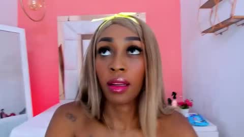 Luna online show from October 2025 08:49:02 PM