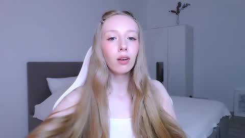 Luna online show from November 2025 08:54:02 PM