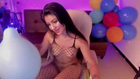 Luna  online show from November 2025 09:13:01 PM