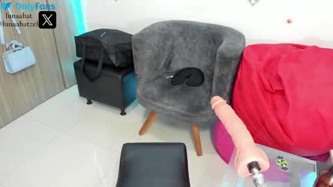 Snapshot of lunaahatzel chatting on January 2025 01:52:01 PM Luna Hatzel online show from January 2025 01:52:01 PM