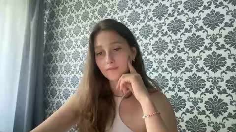 Snapshot of lunafeather chatting on June 2026 08:39:01 AM lunafeather online show from June 2026 08:39:01 AM