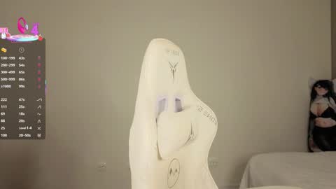 Luna online show from December 2025 04:40:01 AM