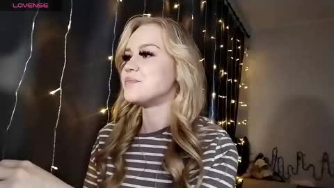 Snapshot of lunapeony chatting on December 2025 06:51:01 AM lunapeony online show from December 2025 06:51:01 AM