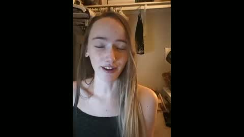 Snapshot of lunapixie2020 chatting on January 2025 10:39:01 AM lunapixie2020 online show from January 2025 10:39:01 AM