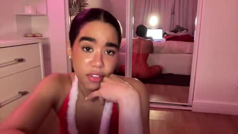 Snapshot of lunaravixen chatting on December 2025 11:55:02 PM Luna online show from December 2025 11:55:02 PM